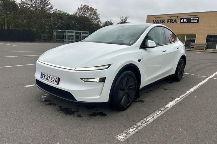 undefined Tesla Model Y fra 2025