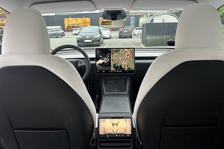 undefined Tesla Model Y fra 2025