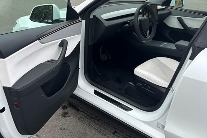 undefined Tesla Model Y fra 2025