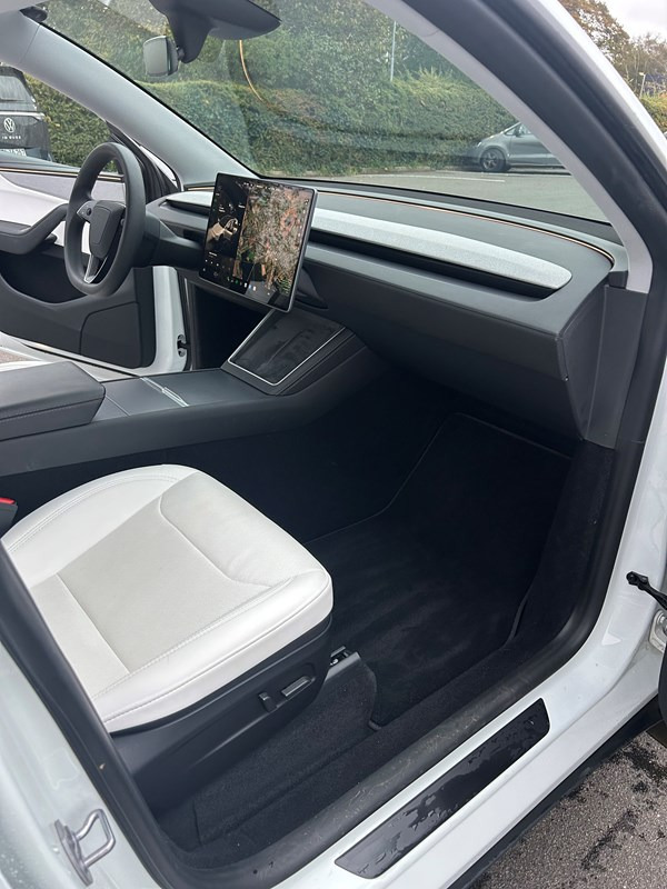 undefined Tesla Model Y fra 2025
