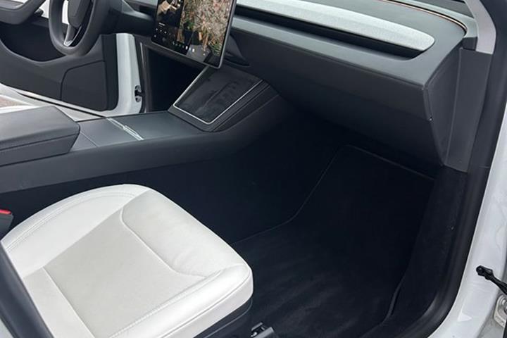 undefined Tesla Model Y fra 2025