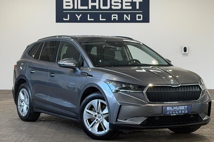 Grå Skoda Enyaq fra 2023 set udefra
