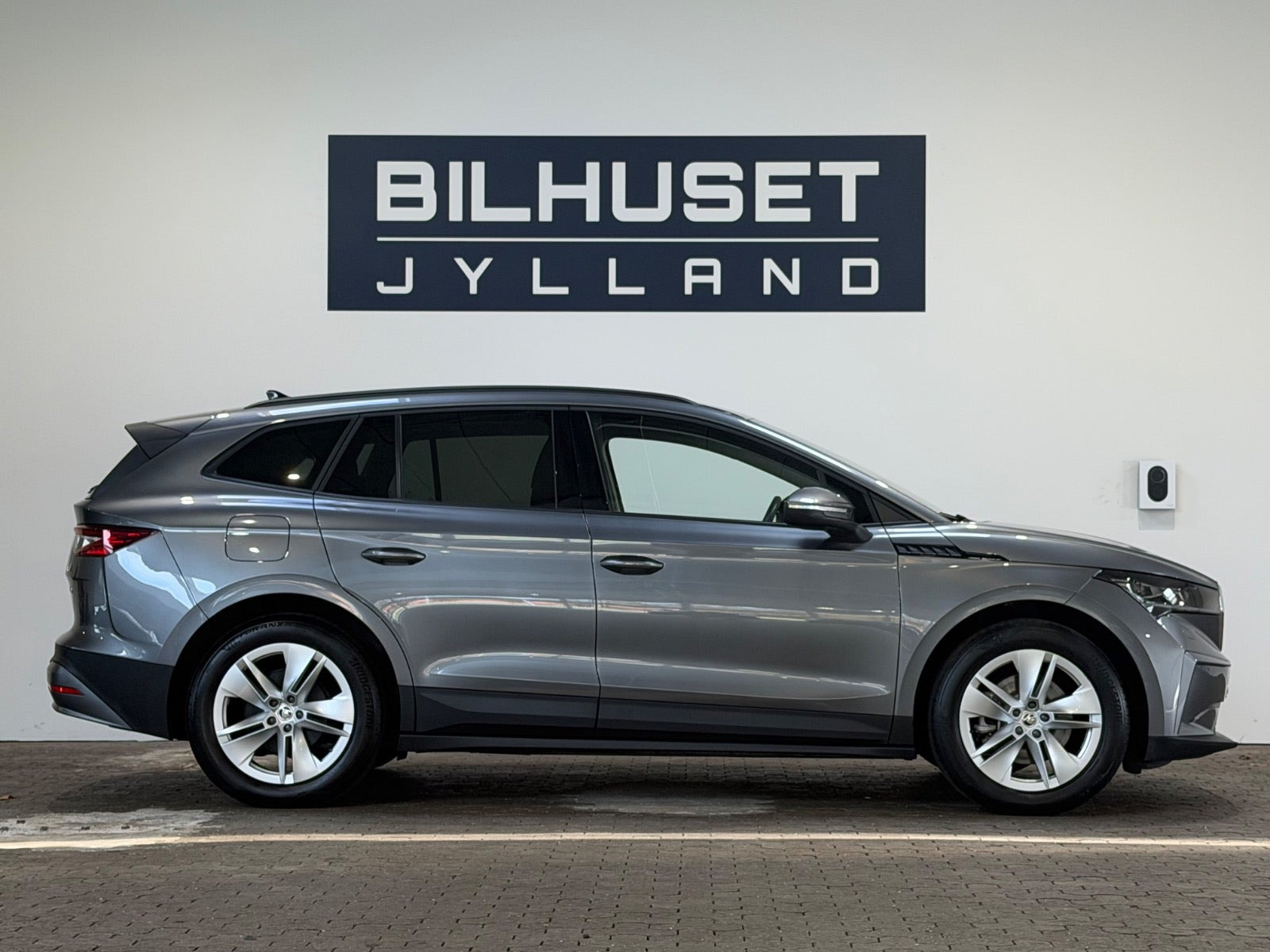 Grå Skoda Enyaq fra 2023