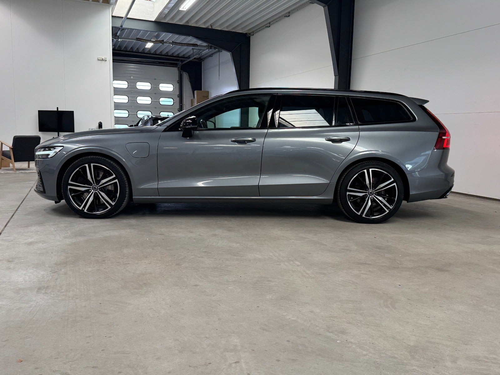 Grå Volvo V60 fra 2021