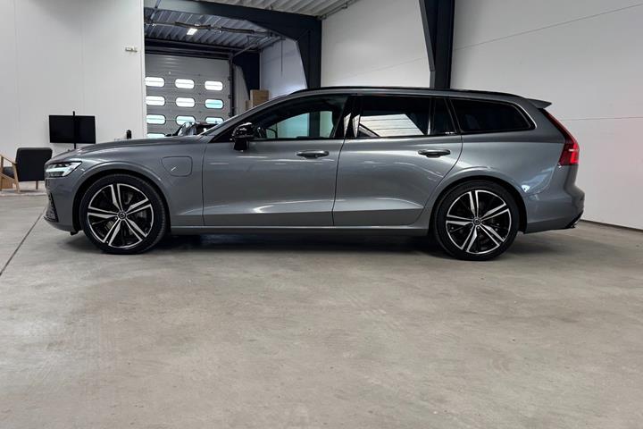 Grå Volvo V60 fra 2021