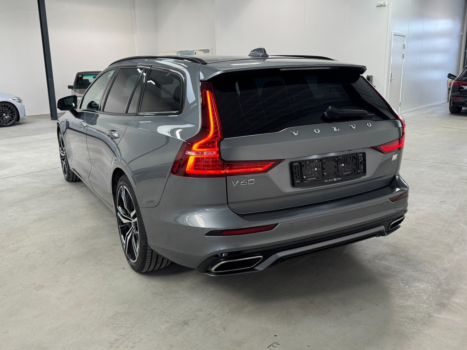 Grå Volvo V60 fra 2021