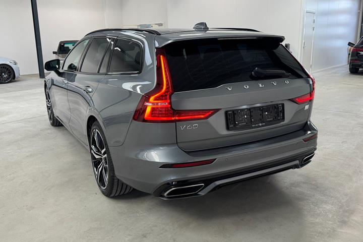 Grå Volvo V60 fra 2021