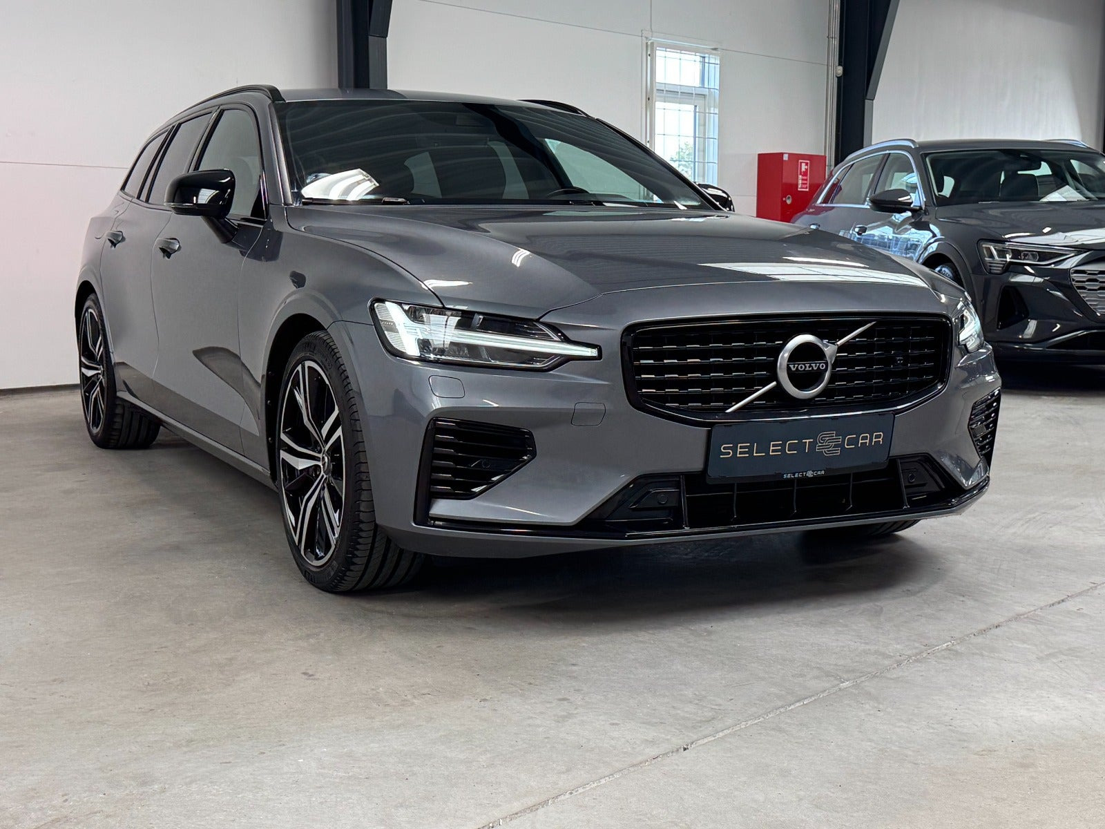 Grå Volvo V60 fra 2021