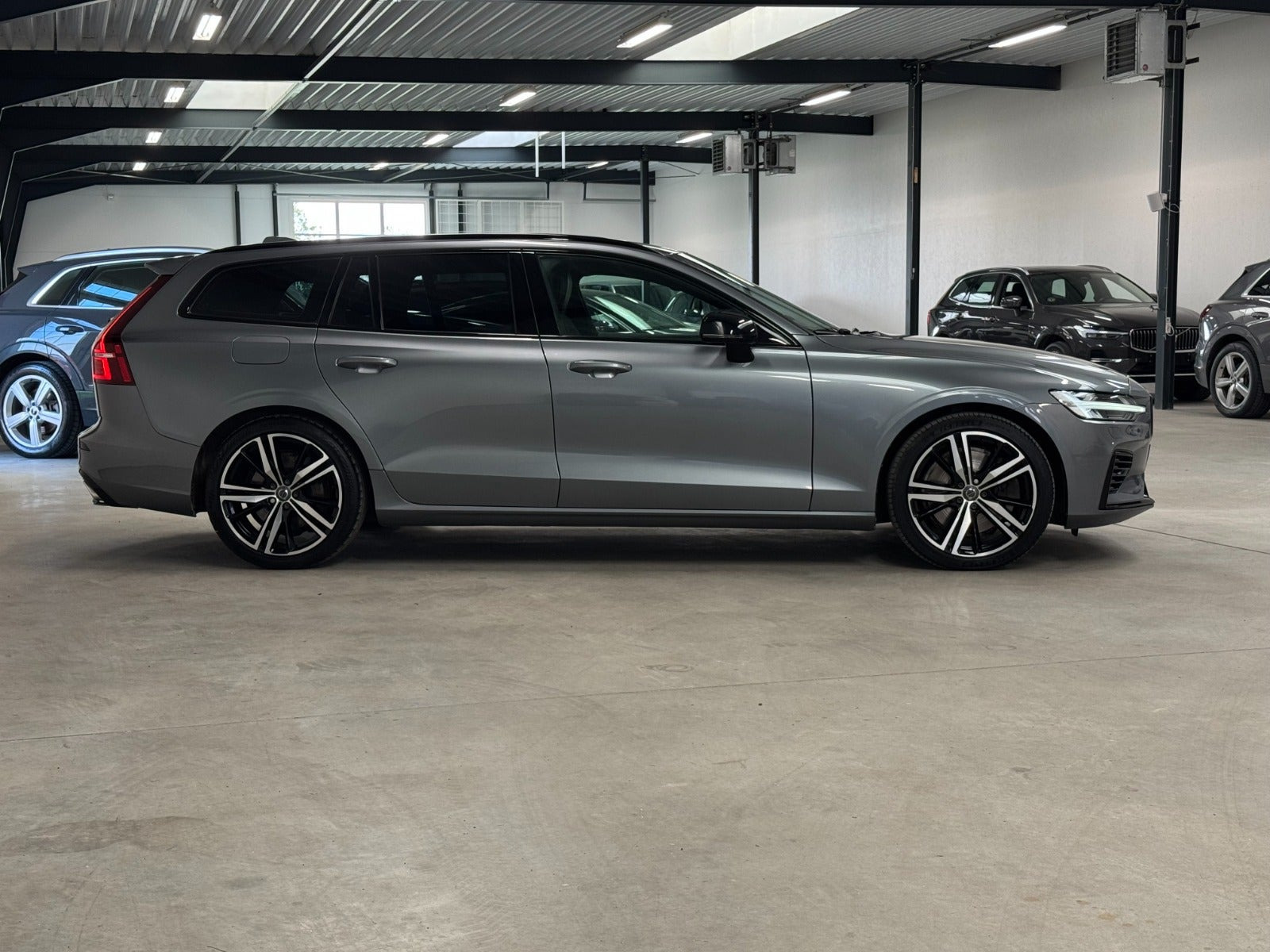 Grå Volvo V60 fra 2021