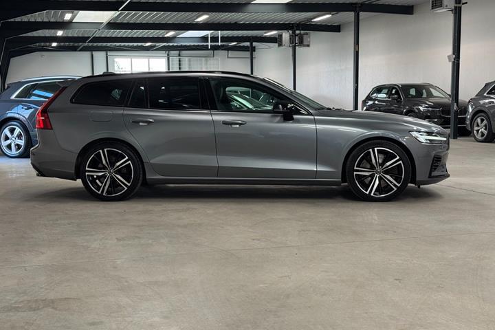 Grå Volvo V60 fra 2021