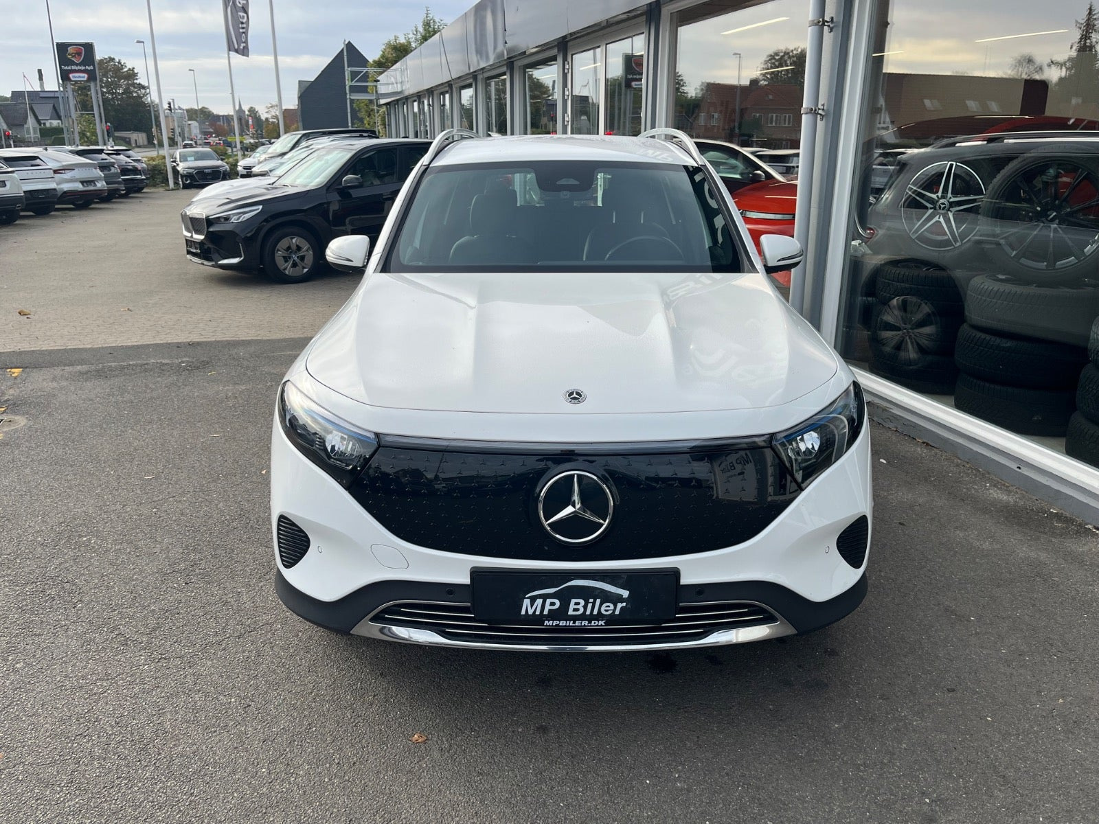 Hvid Mercedes EQB350 fra 2024