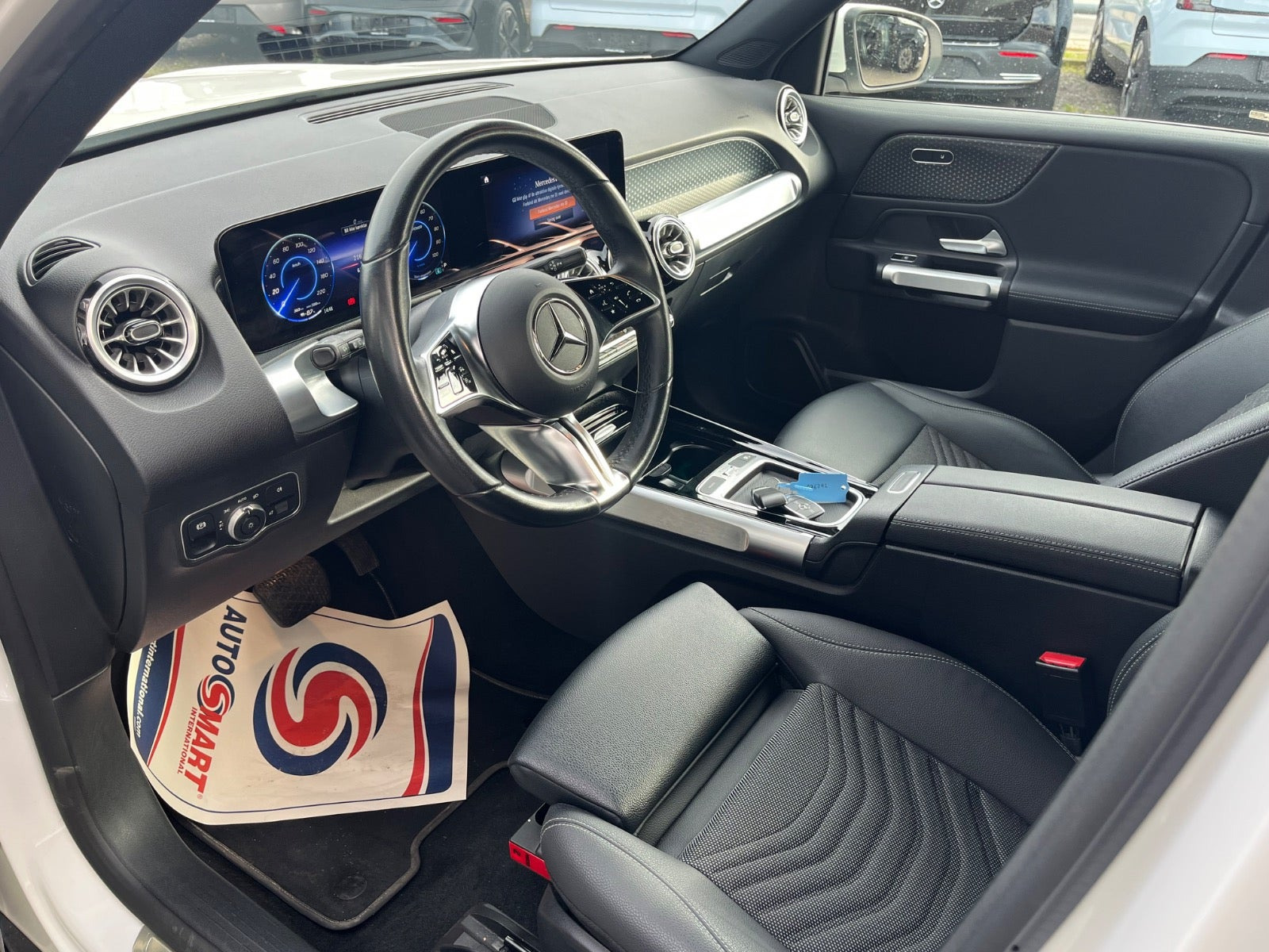 Hvid Mercedes EQB350 fra 2024