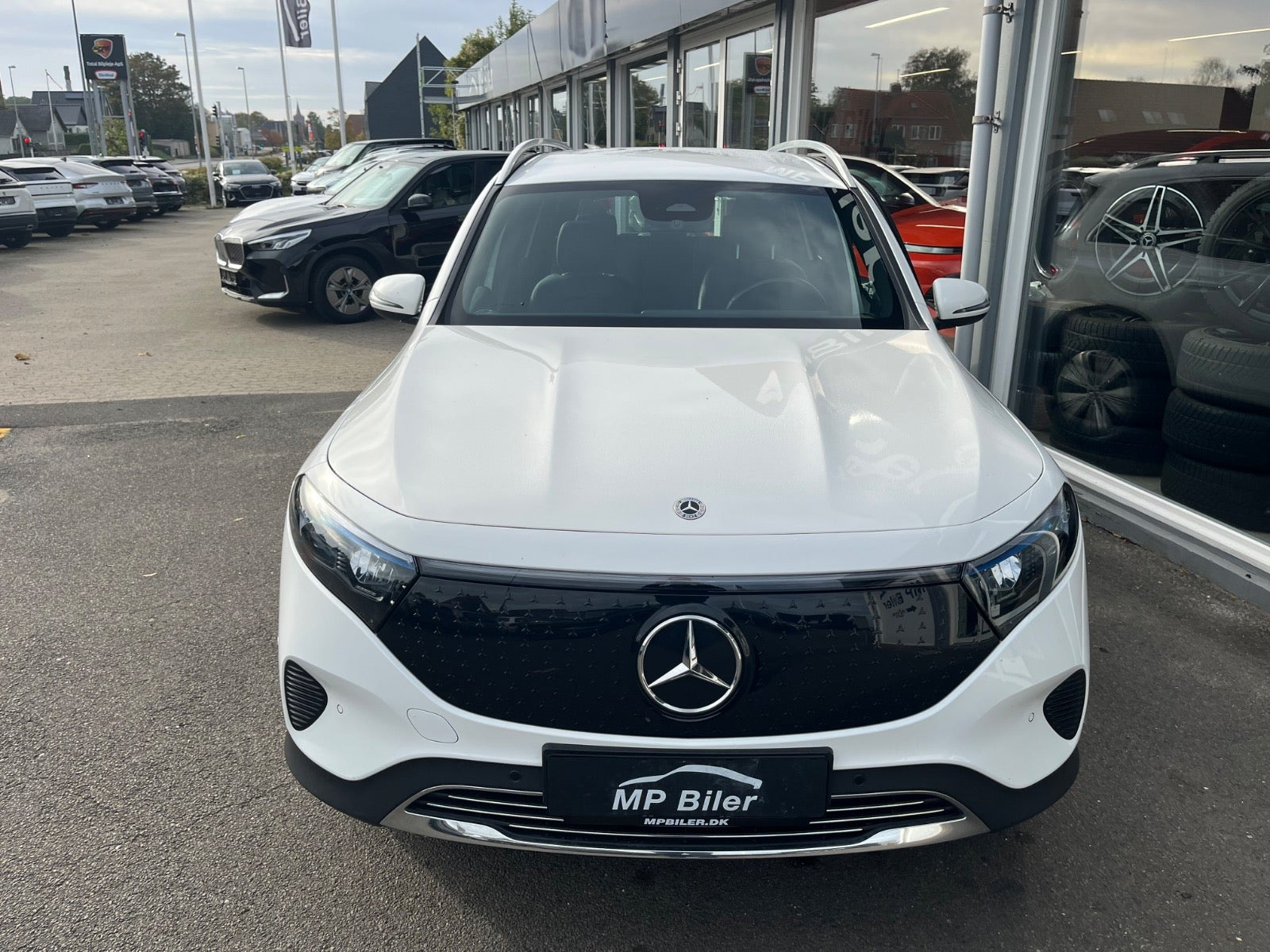 Hvid Mercedes EQB350 fra 2024