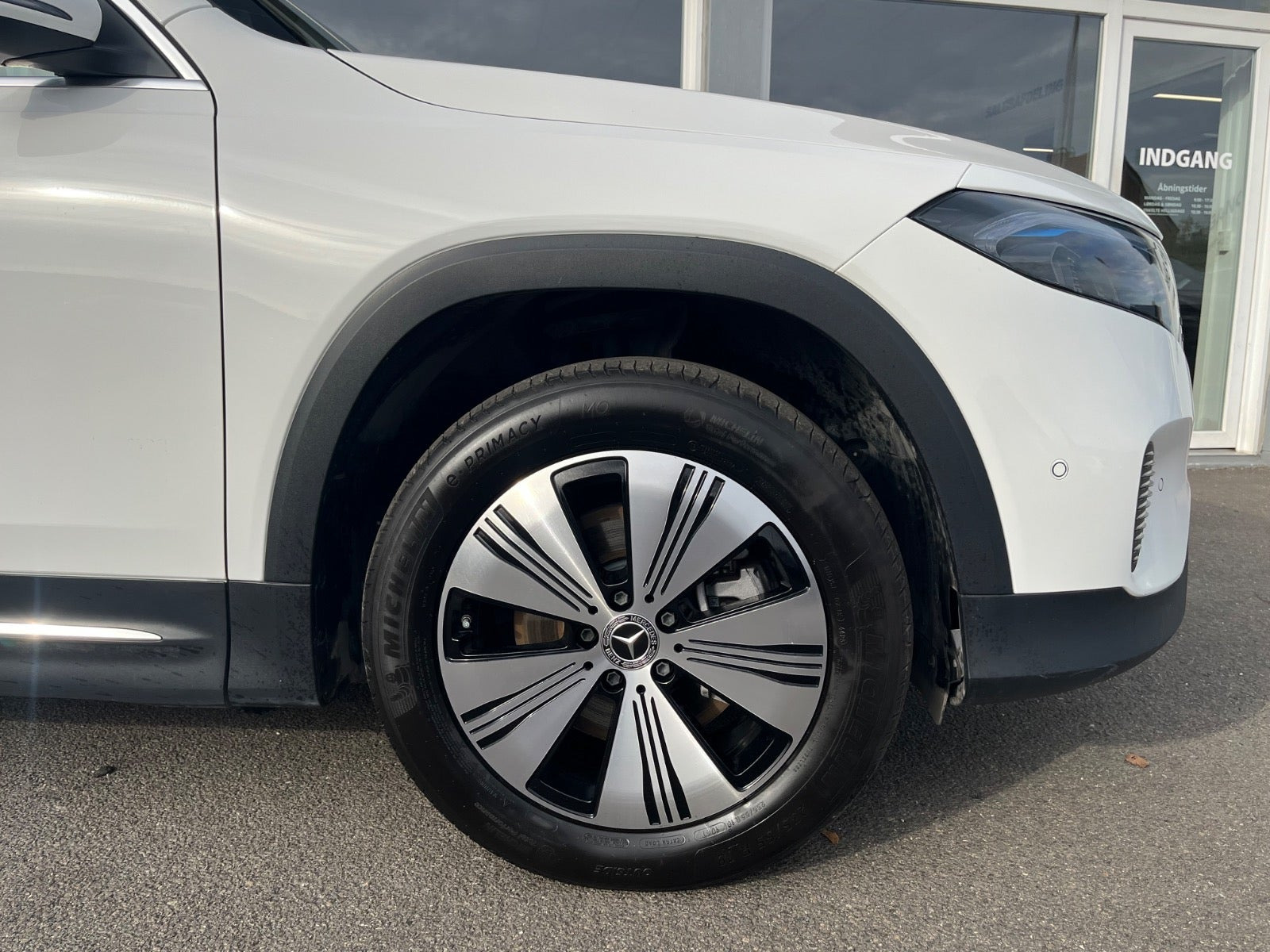 Hvid Mercedes EQB350 fra 2024