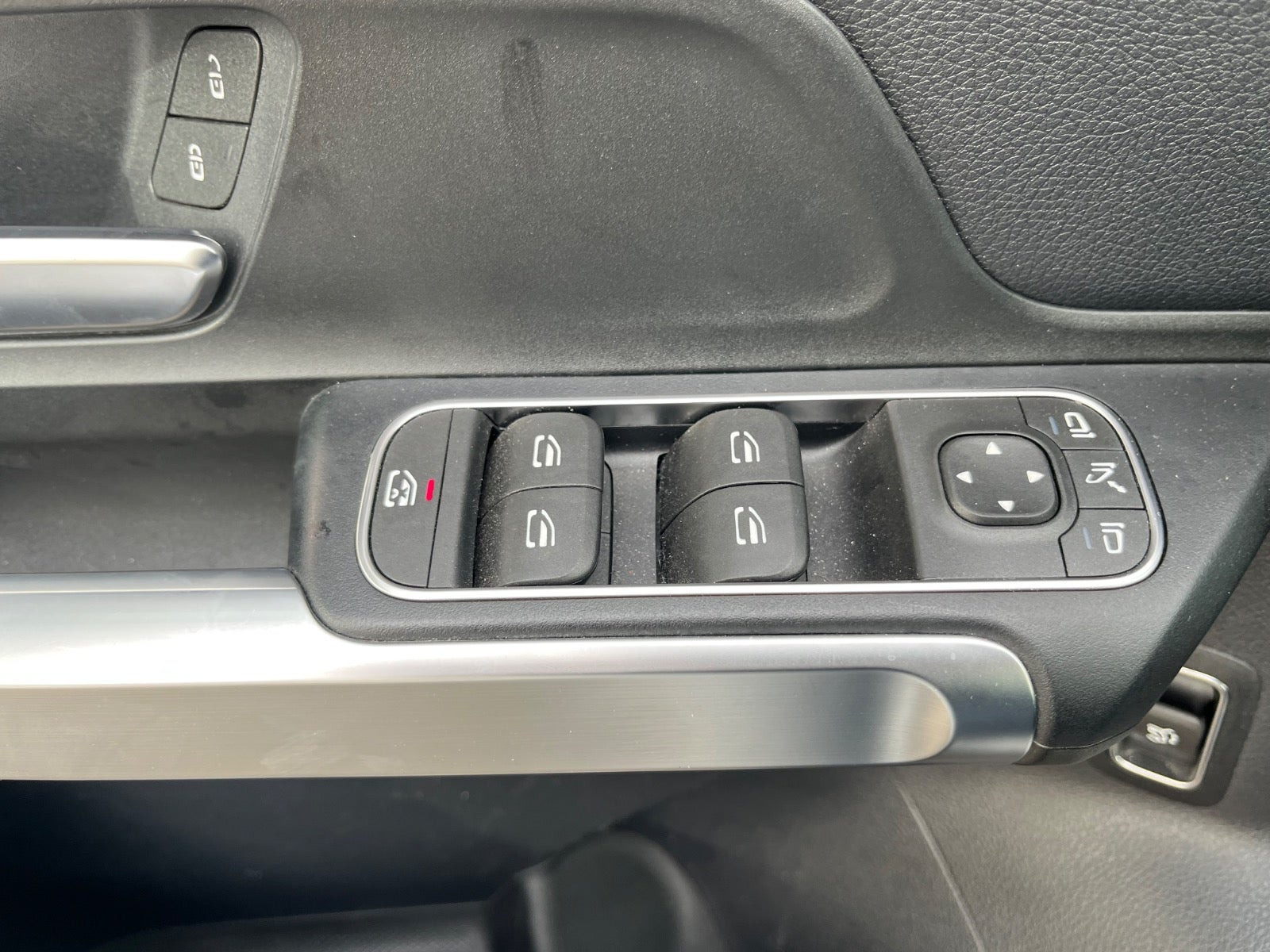 Hvid Mercedes EQB350 fra 2024