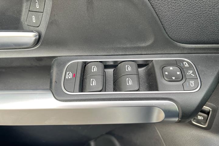 Hvid Mercedes EQB350 fra 2024