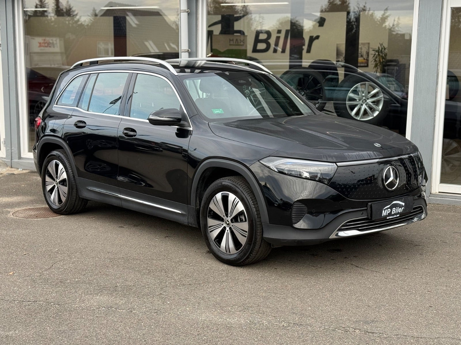 Sort Mercedes EQB250+ fra 2024