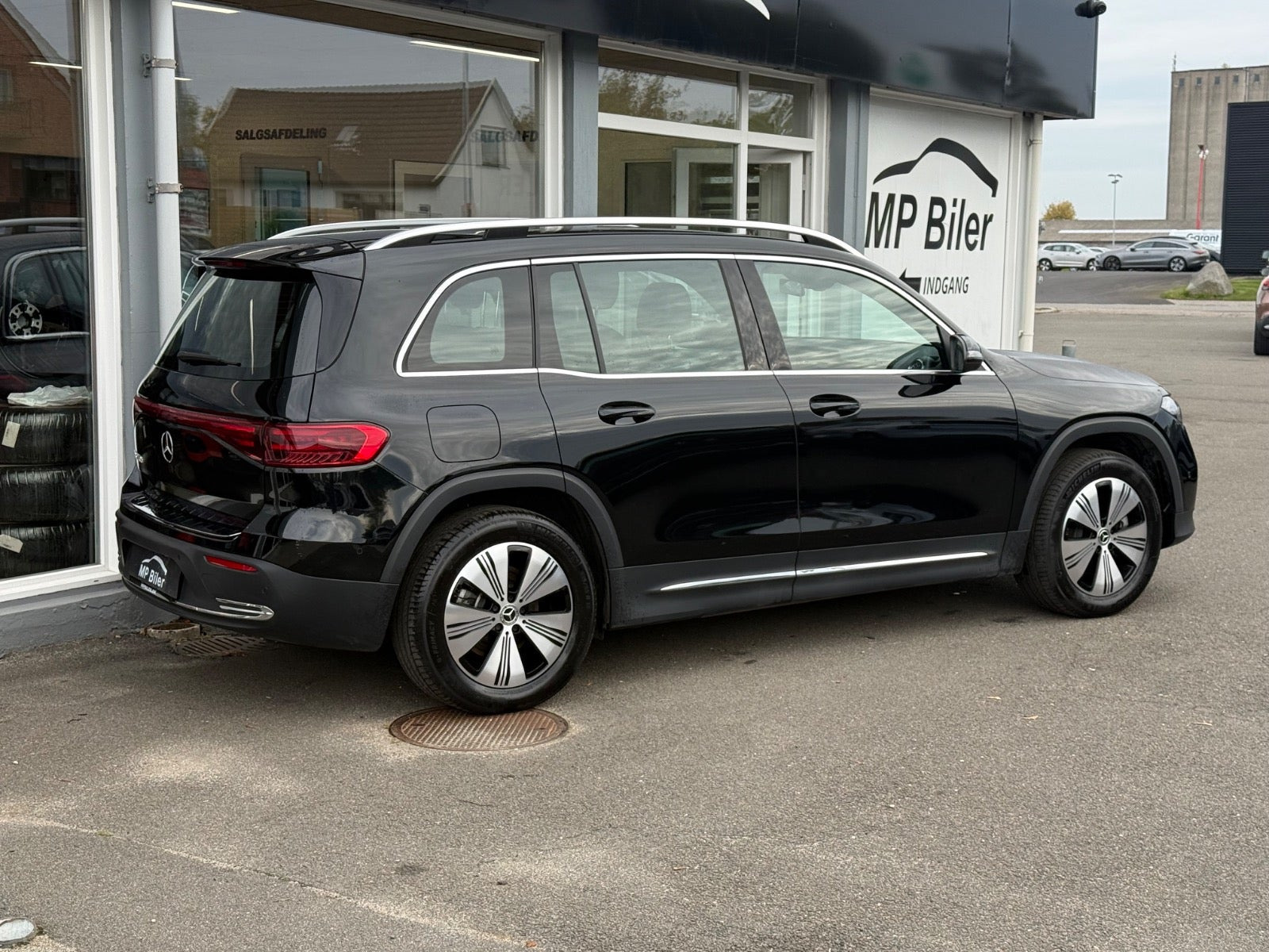 Sort Mercedes EQB250+ fra 2024