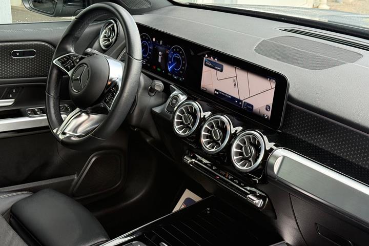 Sort Mercedes EQB250+ fra 2024