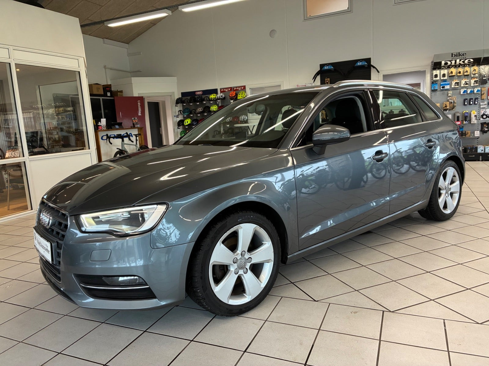 Grå Audi A3 fra 2014