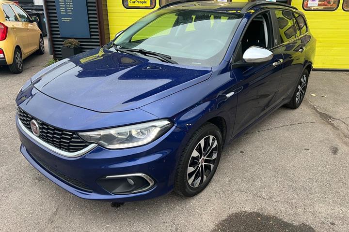 Blå Fiat Tipo fra 2019