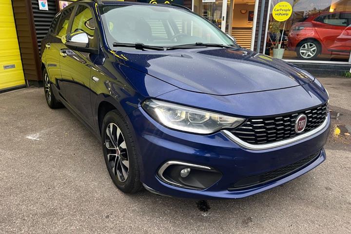 Blå Fiat Tipo fra 2019