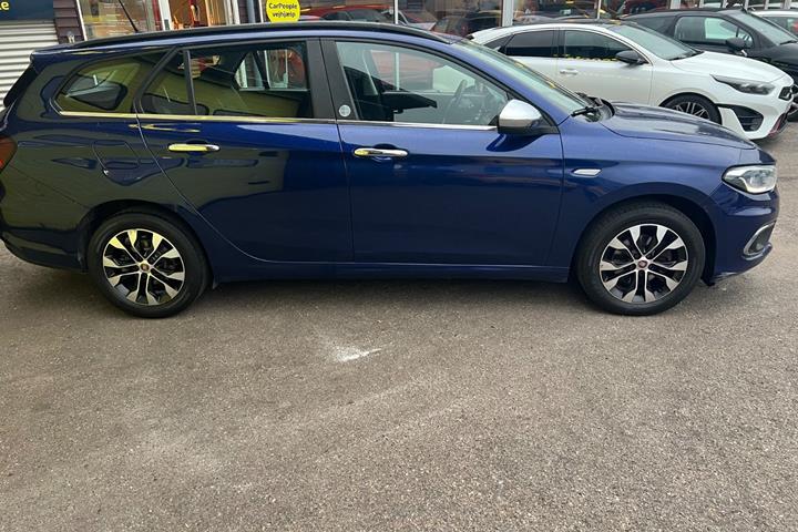 Blå Fiat Tipo fra 2019