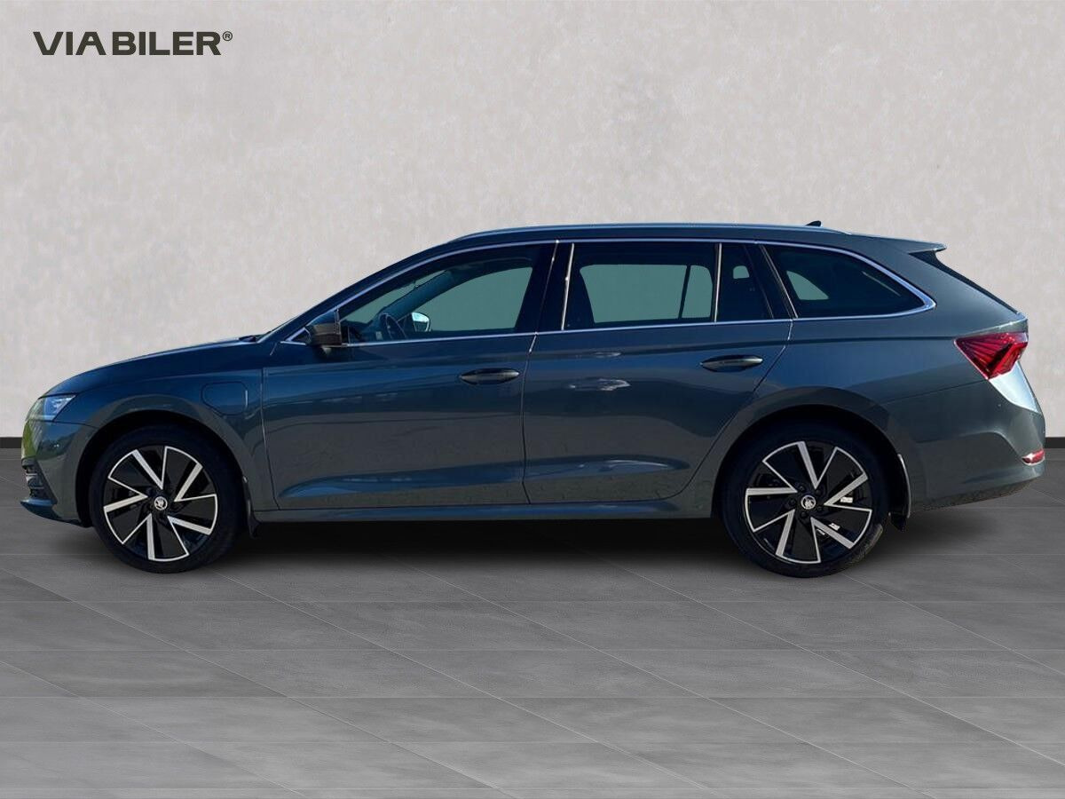 Grå Skoda Octavia fra 2020