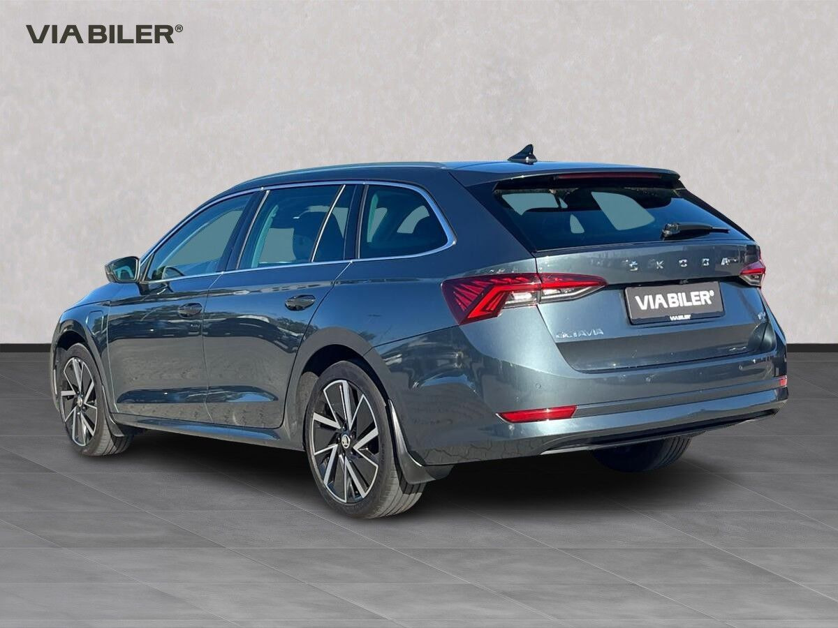 Grå Skoda Octavia fra 2020