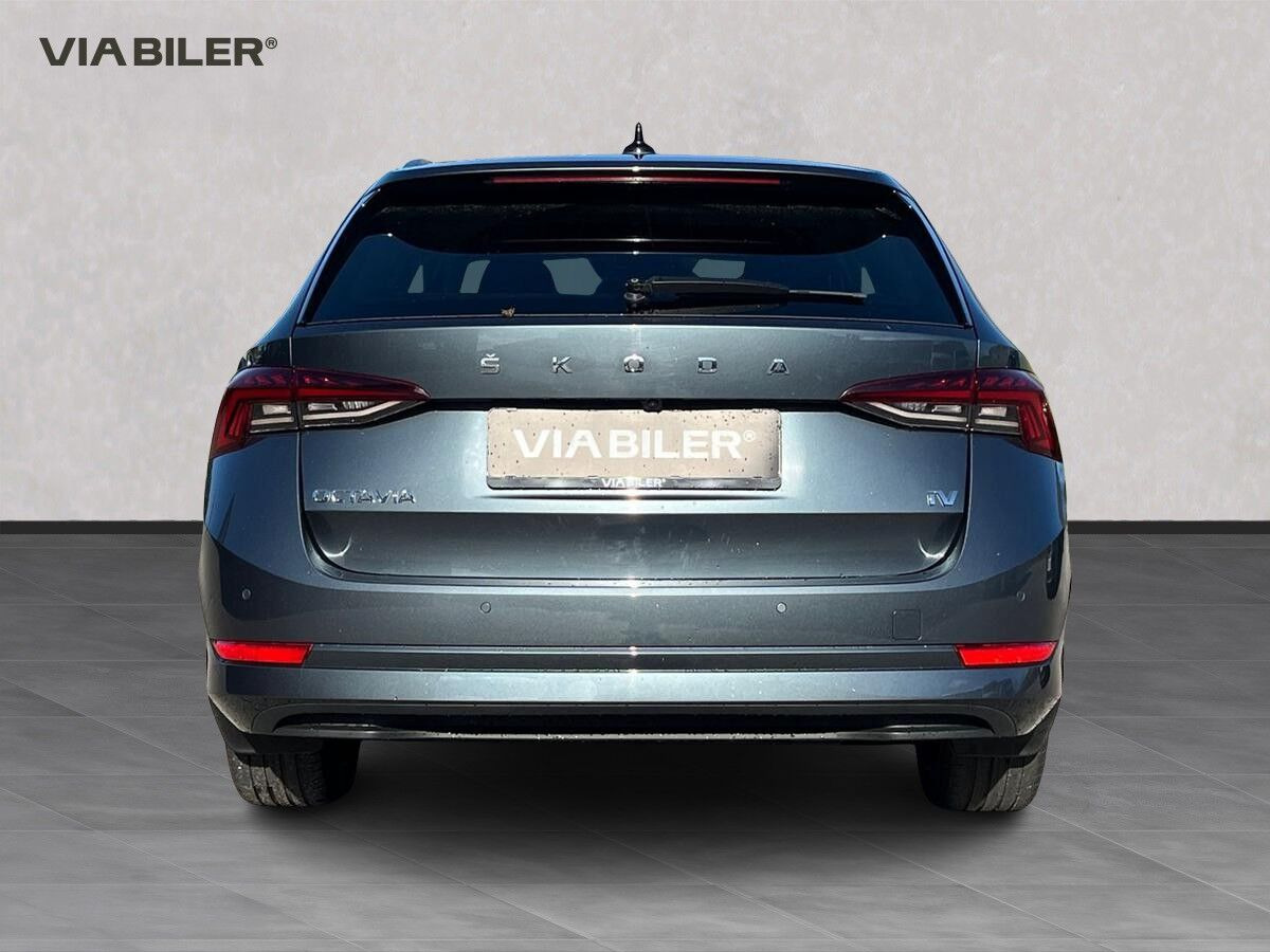 Grå Skoda Octavia fra 2020