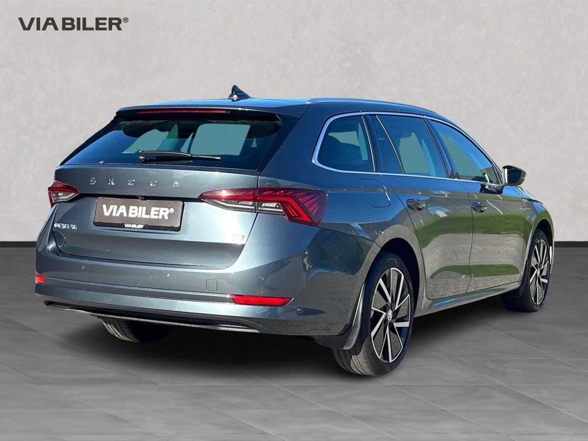 Grå Skoda Octavia fra 2020