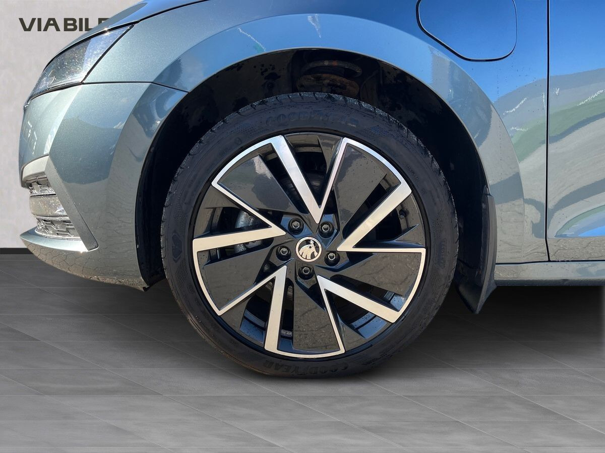 Grå Skoda Octavia fra 2020