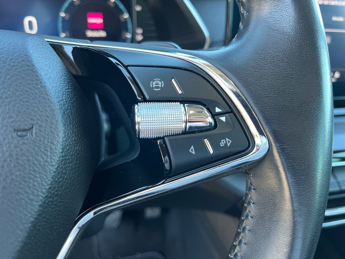 Grå Skoda Octavia fra 2020