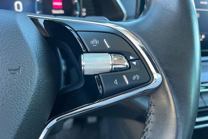 Grå Skoda Octavia fra 2020
