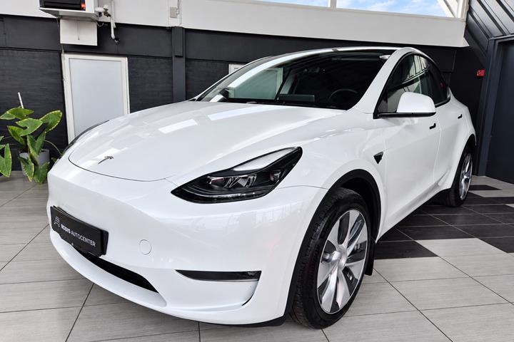 Hvid Tesla Model Y fra 2023