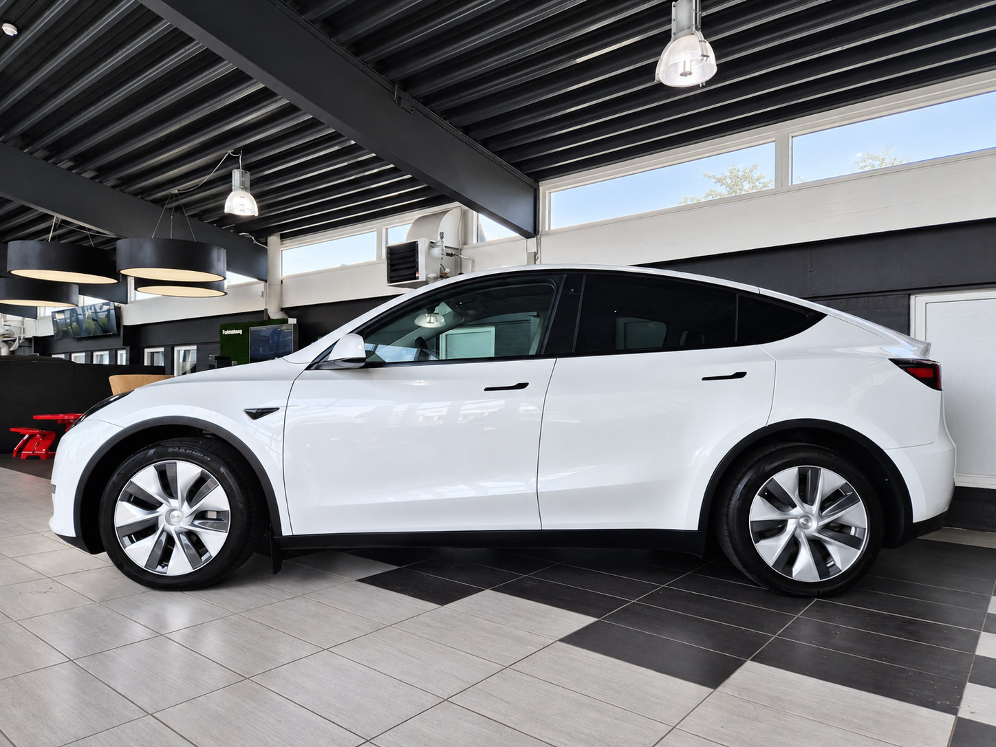 Hvid Tesla Model Y fra 2023