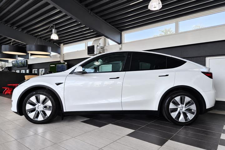 Hvid Tesla Model Y fra 2023