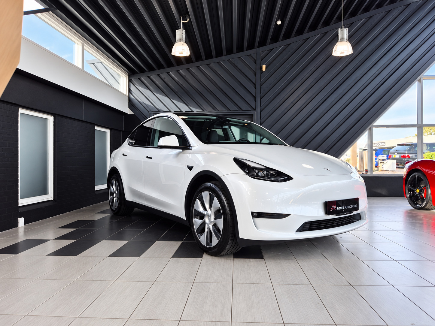 Hvid Tesla Model Y fra 2023