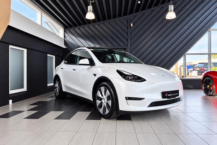 Hvid Tesla Model Y fra 2023