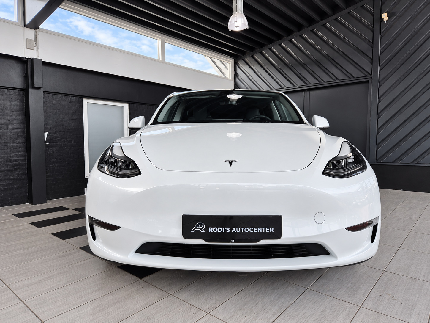 Hvid Tesla Model Y fra 2023