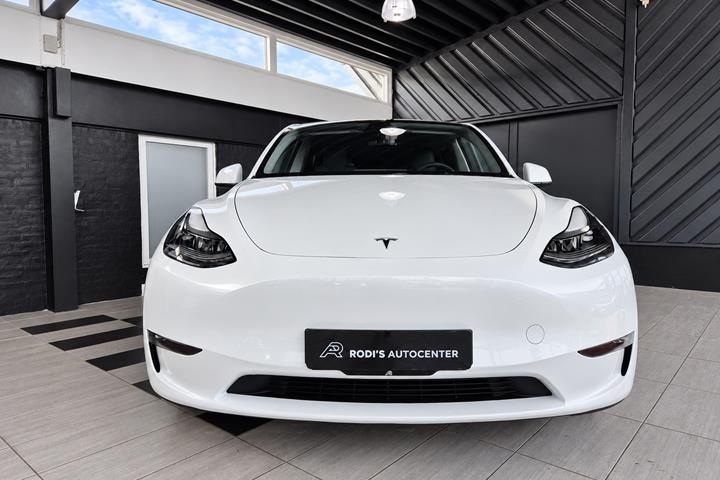 Hvid Tesla Model Y fra 2023