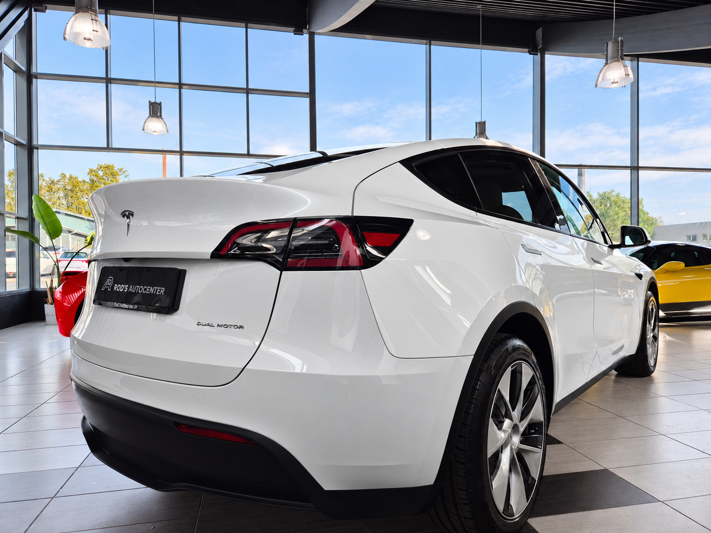 Hvid Tesla Model Y fra 2023