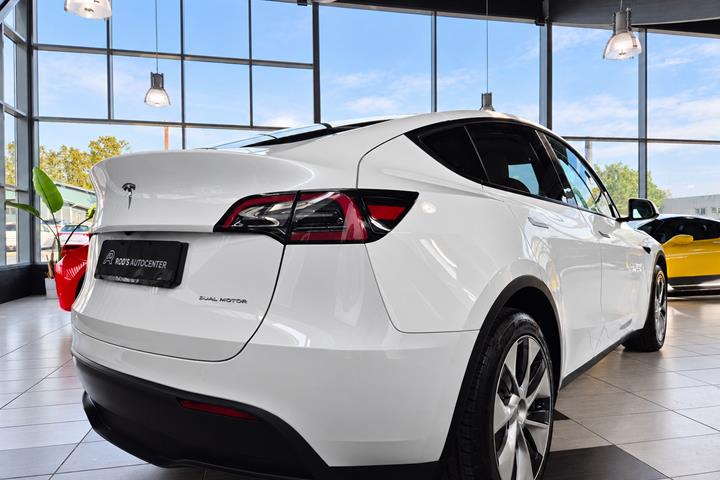 Hvid Tesla Model Y fra 2023