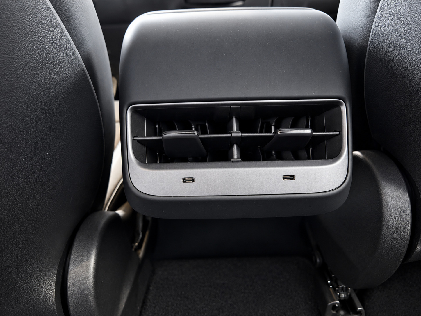 Hvid Tesla Model Y fra 2023