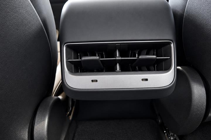 Hvid Tesla Model Y fra 2023