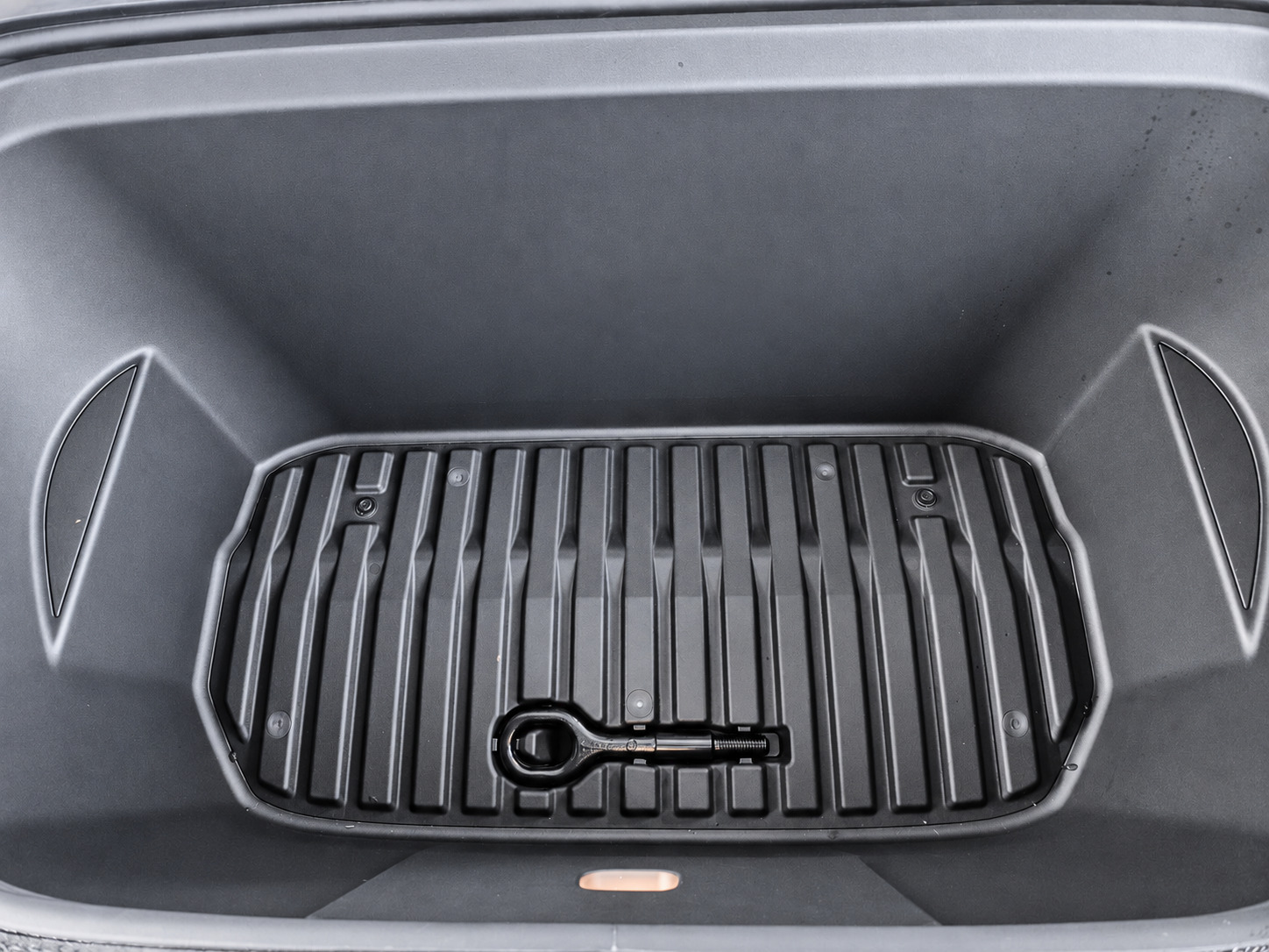 Hvid Tesla Model Y fra 2023
