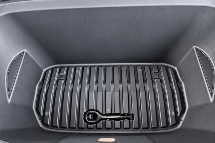 Hvid Tesla Model Y fra 2023