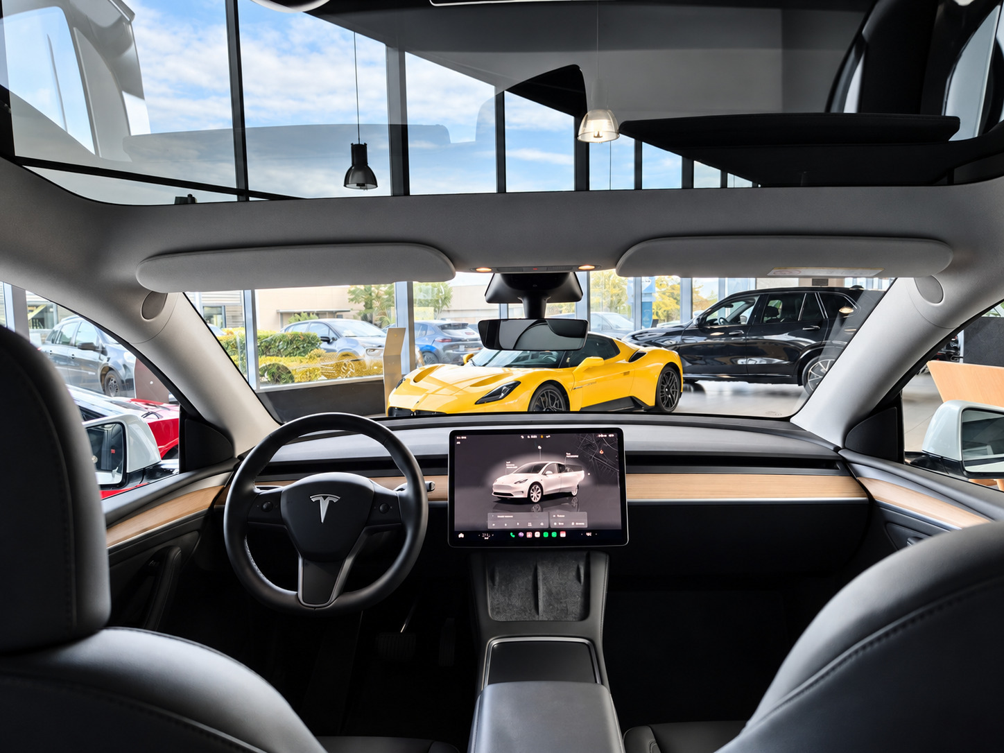 Hvid Tesla Model Y fra 2023