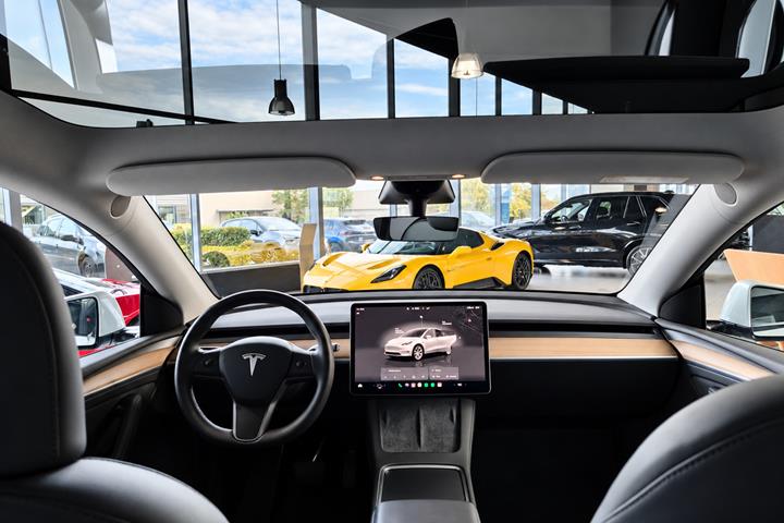 Hvid Tesla Model Y fra 2023