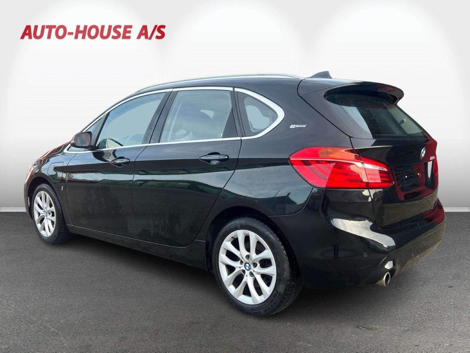 Sort BMW 225xe fra 2019